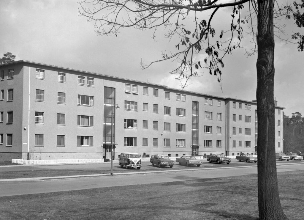 Viergeschossiges Wohngebäude der Berlin Brigade Housing Area mit viel Freifläche und einem Parkplatz mit einigen auch amerikanischen Autos