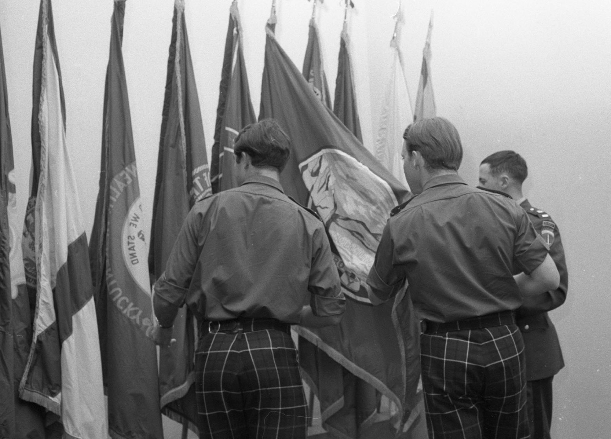 <p class="MsoNormal"><span lang="FR" style="mso-ansi-language:FR">Des soldats britanniques palpent des drapeaux.</span></p>